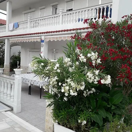 Lovely House: Family-friendly Retreat With Pool And Playground Holiday home