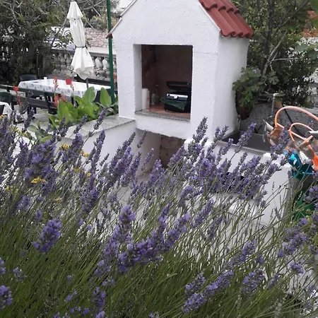 Lovely House: Family-friendly Retreat With Pool And Playground *
