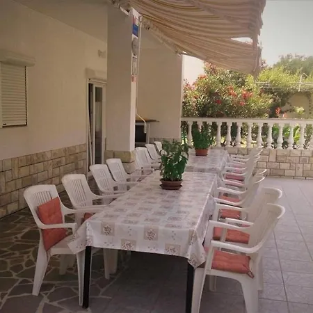 Lovely House: Family-friendly Retreat With Pool And Playground Palit