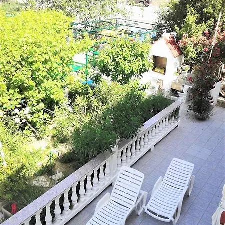 Lovely House: Family-friendly Retreat With Pool And Playground Palit
