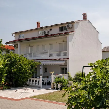 Lovely House: Family-friendly Retreat With Pool And Playground Holiday home