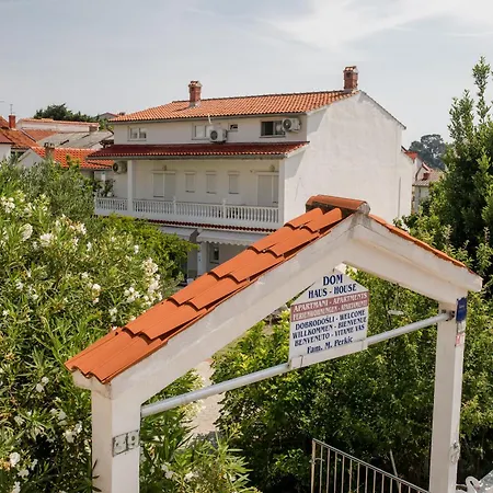 Lovely House: Family-friendly Retreat With Pool And Playground *