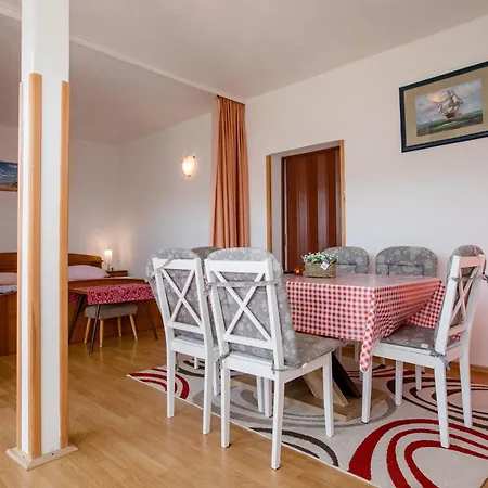 Lovely House: Family-friendly Retreat With Pool And Playground Holiday home *