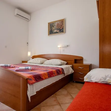 Lovely House: Family-friendly Retreat With Pool And Playground Palit