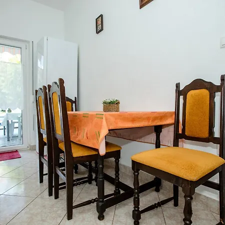 Lovely House: Family-friendly Retreat With Pool And Playground Holiday home