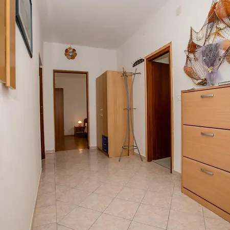 Lovely House: Family-friendly Retreat With Pool And Playground Palit