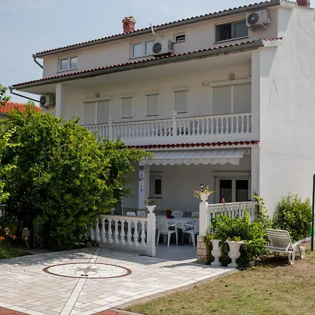 Lovely House: Family-friendly Retreat With Pool And Playground * Palit