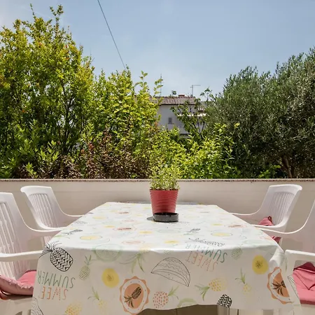Lovely House: Family-friendly Retreat With Pool And Playground Holiday home *