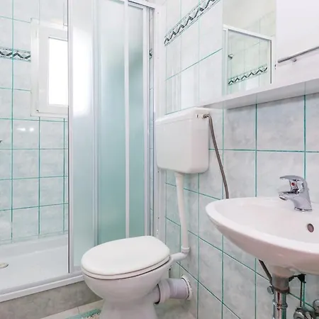 Lovely House: Family-friendly Retreat With Pool And Playground Holiday home *
