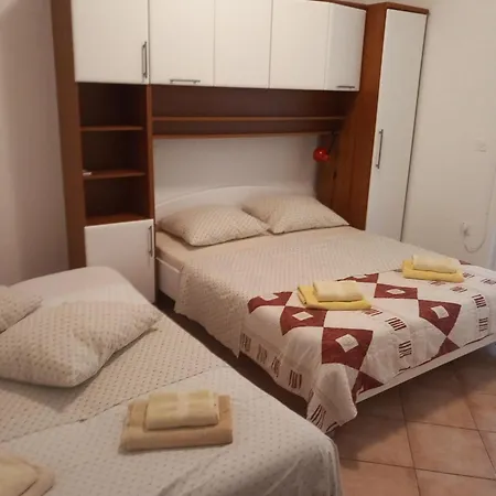 Lovely House: Family-friendly Retreat With Pool And Playground Palit
