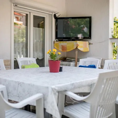 Lovely House: Family-friendly Retreat With Pool And Playground Palit