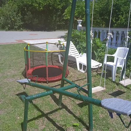 Lovely House: Family-friendly Retreat With Pool And Playground Holiday home *
