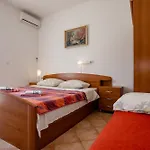 Lovely House: Family-friendly Retreat With Pool And Playground Palit