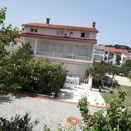 Lovely House: Family-friendly Retreat With Pool And Playground Palit