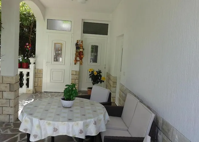 Lovely House: Family-friendly Retreat With Pool And Playground Palit