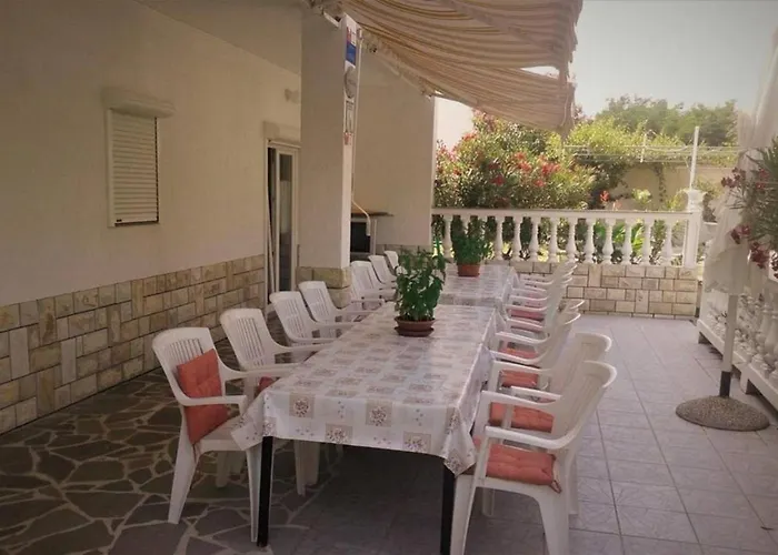 Lovely House: Family-friendly Retreat With Pool And Playground Palit