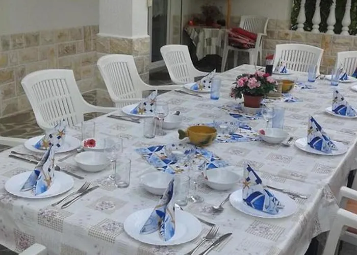 Lovely House: Family-friendly Retreat With Pool And Playground Holiday home