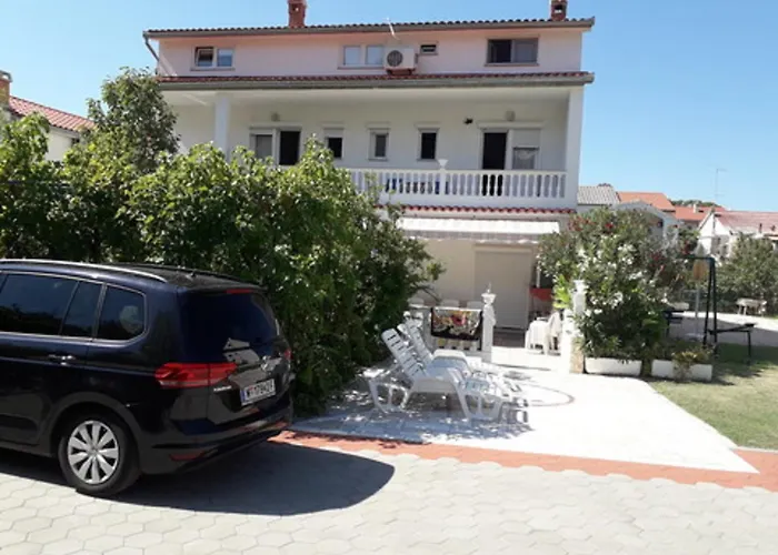 Lovely House: Family-friendly Retreat With Pool And Playground Holiday home Palit
